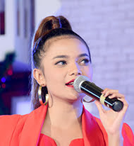 Citra Scholastika performing with Willy Music Entertainment